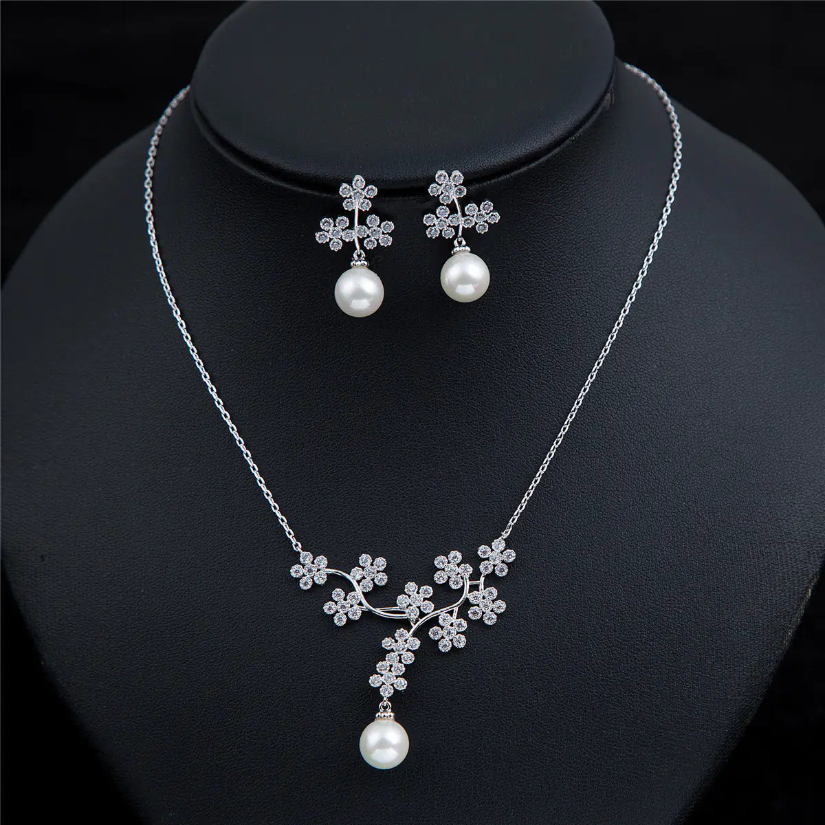 Fashionable Bridal Pearl Jewelry Set with Earrings and Necklace